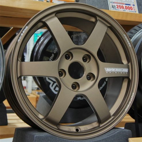 先日ご紹介のRAYS VOLK Racing TE37 SAGA 色違いも展示してます