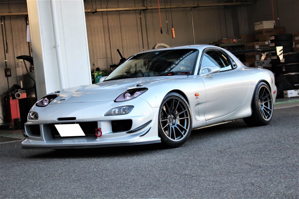 サーキットスペックのFD3S RX-7にコンケイブなENKEI GTC01RRをFRサイズ