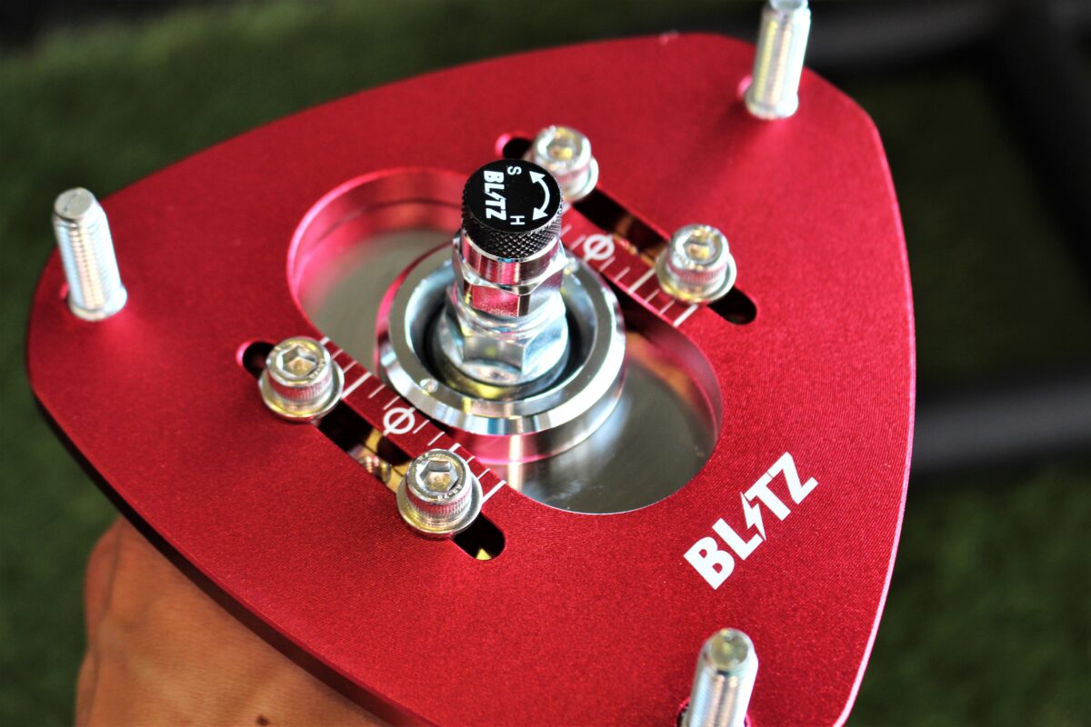 ZN8 GR86 カスタム！エンケイPF05 18インチ x BLITZ DAMPER ZZ-R で